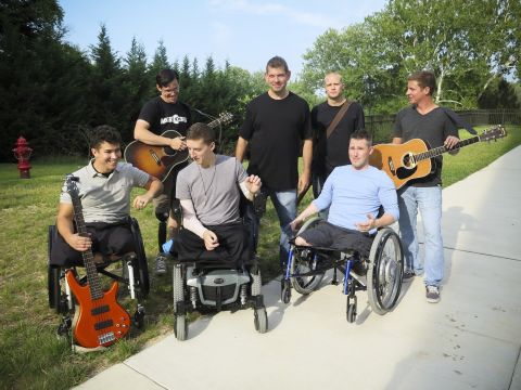 Bloom and the MusiCorps Wounded Warrior Band pose for a photo at Walter Reed.
