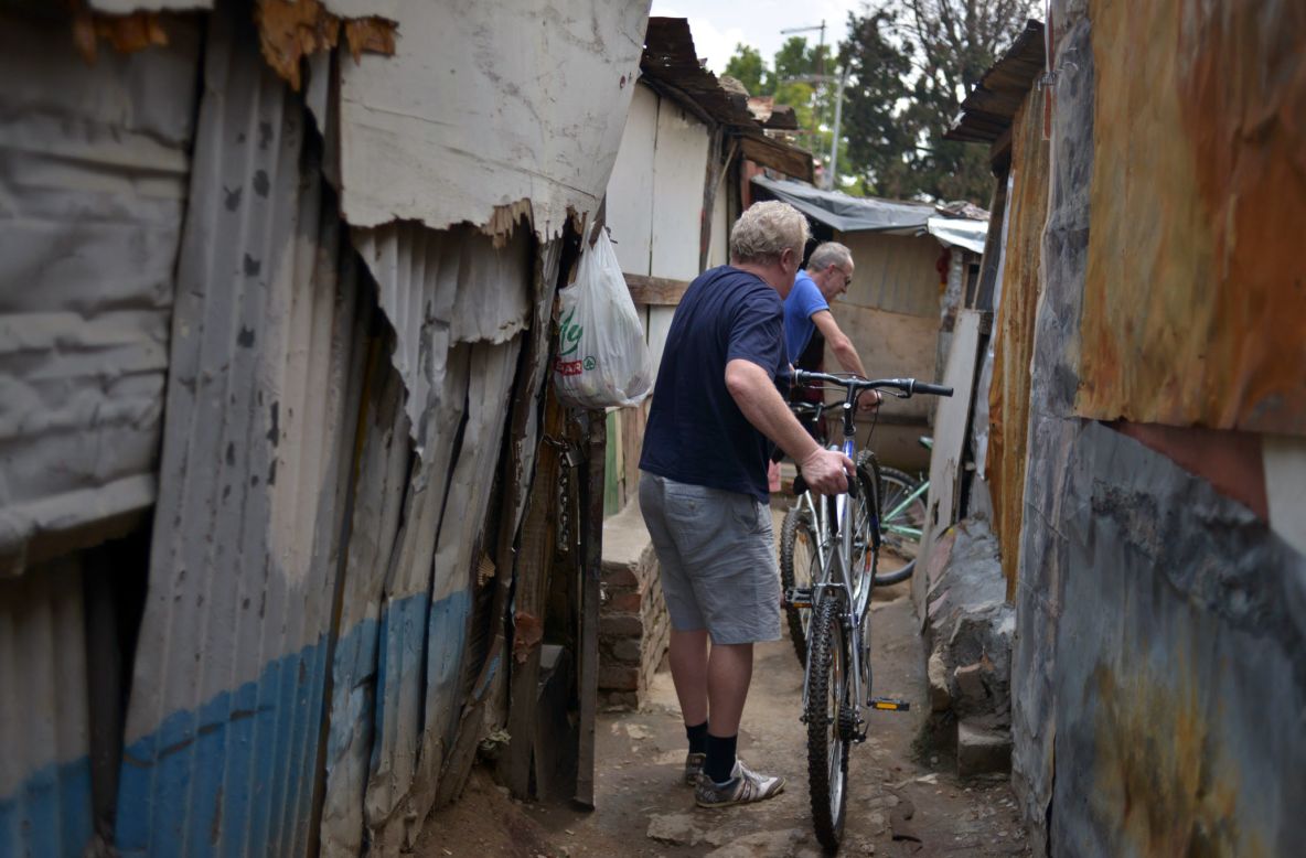 The township is densely populated and poor. During apartheid, "Alex" was classified as one of the few urban areas where black people could own land. By 1916, there were 30,000 people living in the area. The township adopted the nickname "Dark City" as it had no street lights like many other places in Johannesburg.