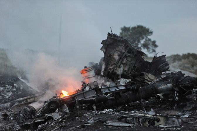 El vuelo 17 de Malaysia Airlines, un Boeing 77, fue derribado sobre la región de Donetsk, Ucrania, cercana de la frontera rusa, causando la muerte de las 298 personas que iban a bordo.