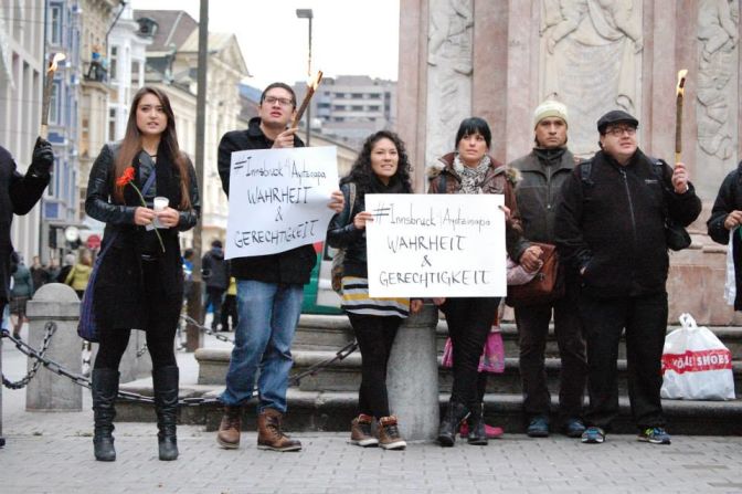 "La sociedad mexicana tiene los ojos puestos en Innsbruck", dijeron en la protesta.