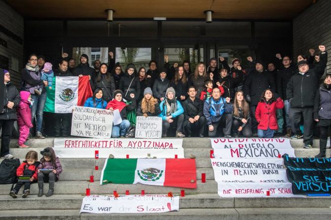 Manifestantes protestan frente al laboratorio de la Universidad de Innsbruk, en Austria.