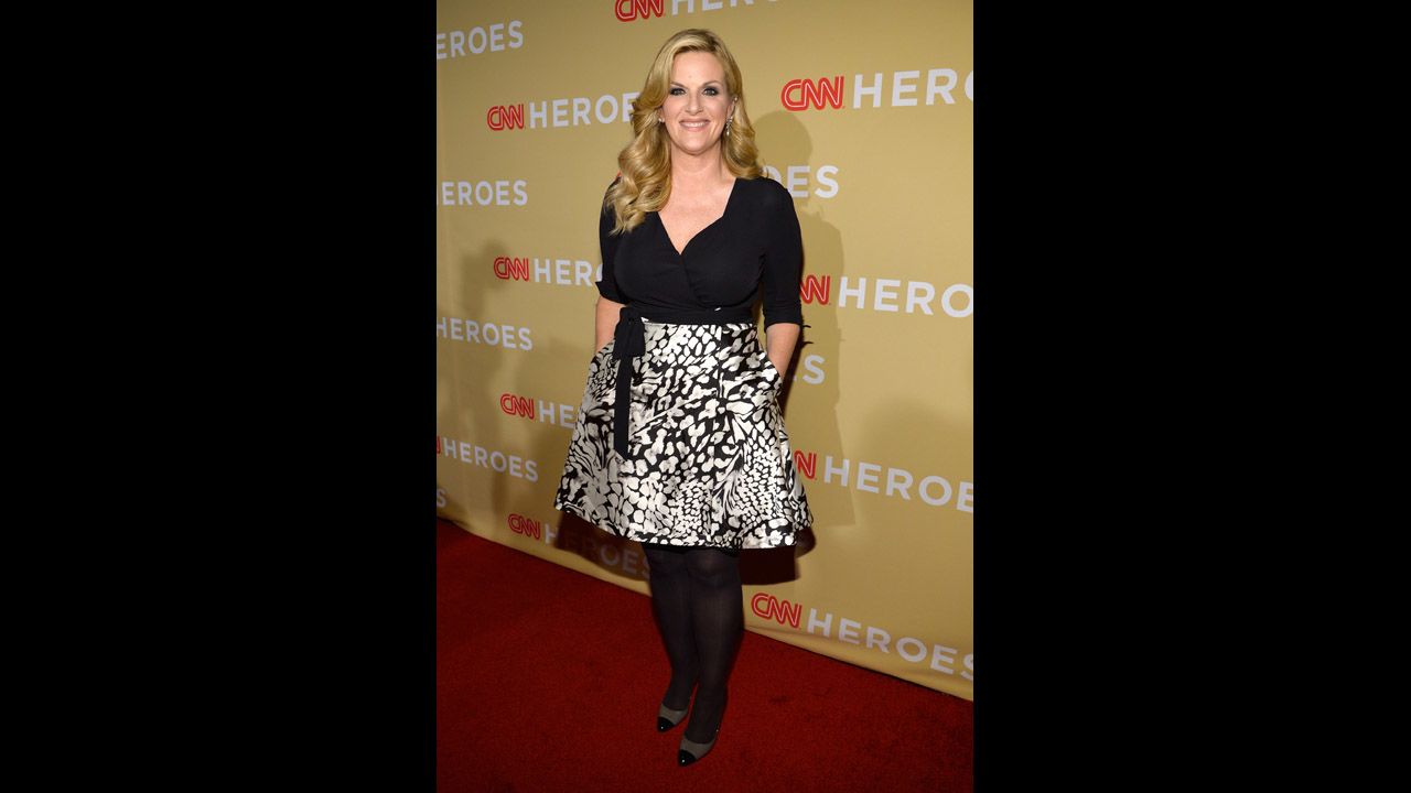 Singer Trisha Yearwood will be performing the title track from her new album, "PrizeFighter."