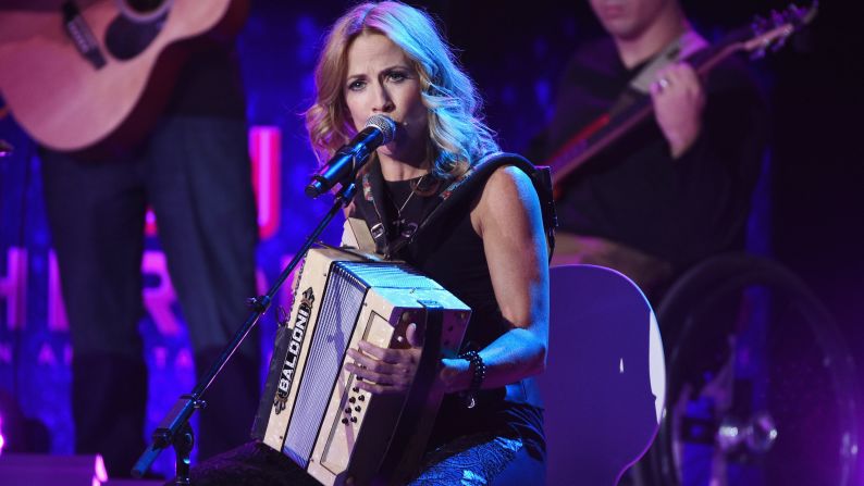 Sheryl Crow performs "Wide River to Cross" with CNN Hero Arthur Bloom and <a href="index.php?page=&url=http%3A%2F%2Fwww.cnn.com%2F2014%2F11%2F21%2Fworld%2Fgallery%2Fcnn-heroes-arthur-bloom%2Findex.html">his MusiCorps Wounded Warrior Band.</a>