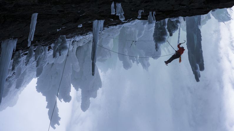 El escalador en hielo Will Gadd asciende las cataratas Helmcken en Wells Gray Provincial Park, Columbia Británica, Canadá. La cascada de 137 metros nunca se congela por completo, pero deja un manto de hielo en las paredes circundantes. Es considerada una de las escaladas de mayor dificultad en el mundo.