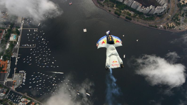 El suizo Ueli Gegenschatz vuela sobre la bahía de Botafogo en Río de Janeiro. El traje aéreo especial que lleva puesto le permite a los paracaidistas y saltadores base volar por el cielo con sus brazos extendidos.