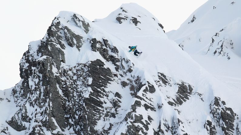 Roland Morely-Brown desciende por una montaña durante el World Heli Challenge de 2011 en el monte Albert de Wanaka. En el heliesquí, los esquiadores y practicantes del snowboarding viajan en helicóptero a áreas que no son accesibles por otros medios.