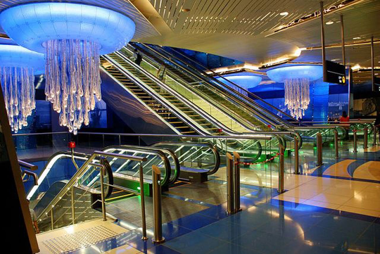 Las lámparas de araña de estilo medusa complementan el tema del agua de la estación Khalid Bin Al Waleed, ubicada debajo del centro comercial BurJuman de Dubái.