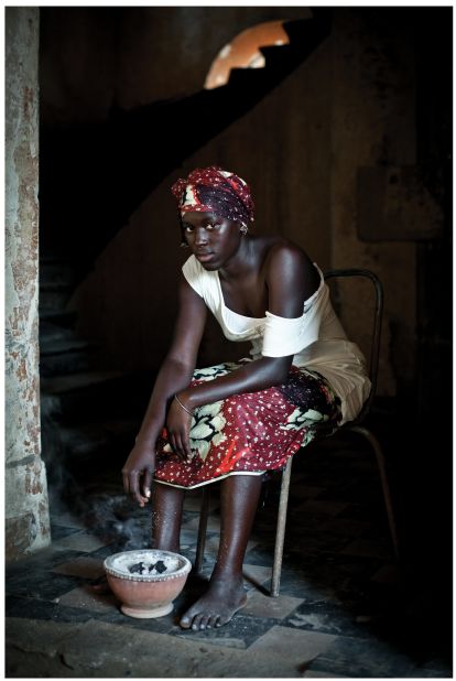 A key element in Hirchfeld's work is the use of objects that reflect Senegalese culture. Here, the photographer recreates the painter's most famous work, La Chiquita Piconera, using local incense.