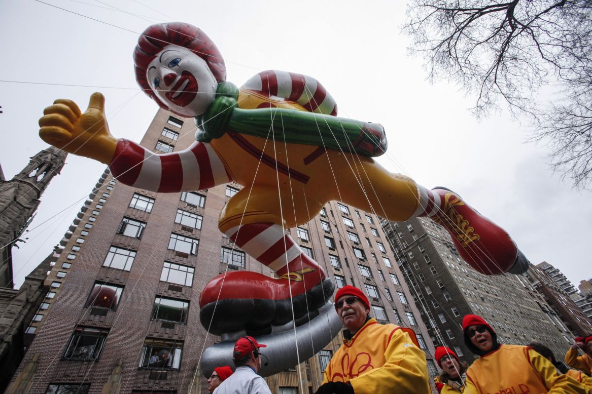 Globo de Ronald McDonald balloon floats down Central Park West.