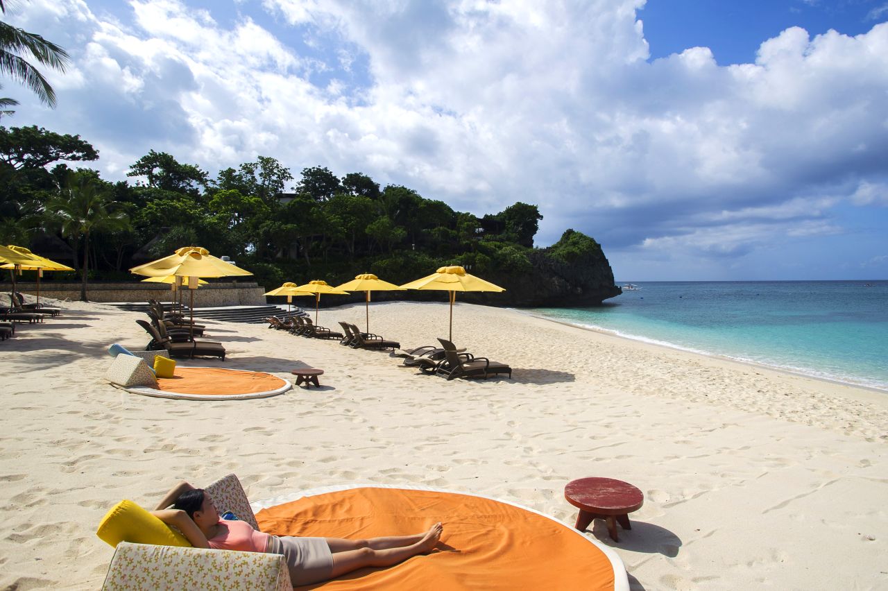 Technically the private beach of Shangri-La's Boracay Resort and Spa, this attractive 100-meter-long sheltered and pristine stretch of sand features comfortable sunbeds with large umbrellas and attentive waiters. 