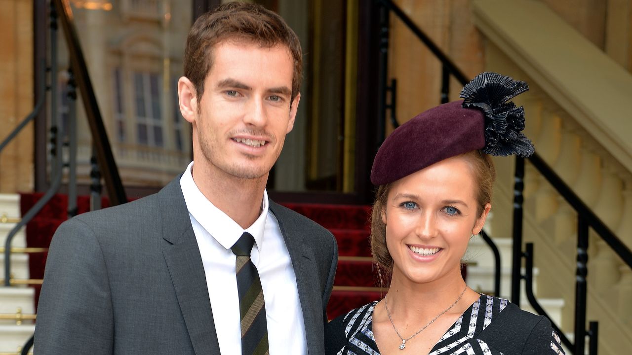 LONDON, ENGLAND - OCTOBER 17: Wimbledon champion Andy Murray and his long time girlfriend Kim Sears arrive at Buckingham Palace on October 17, in London, England. Murray will become an Officer of the Order of the British Empire (OBE) and receive his medal from the Duke of Cambridge. (Photo by John Stillwell - WPA Pool/Getty Images)