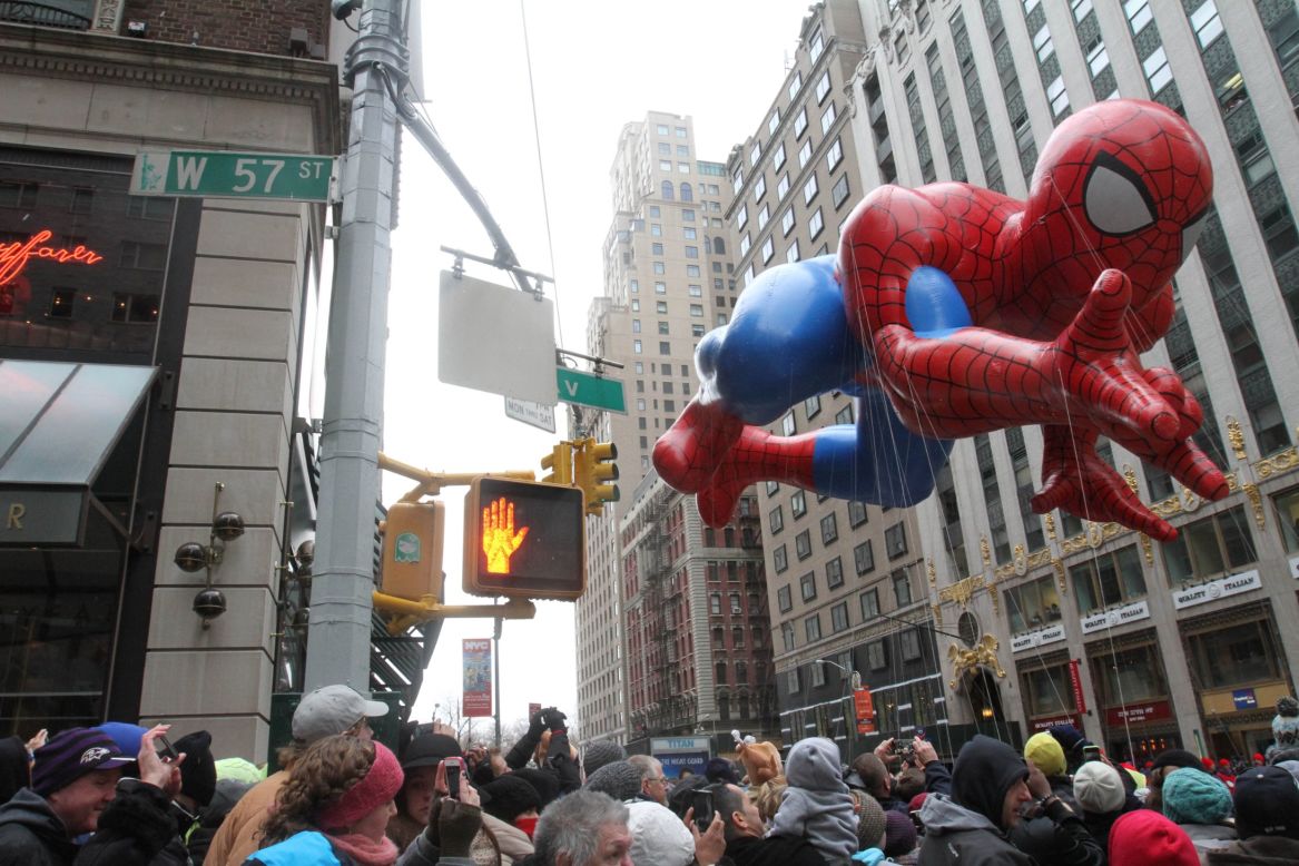 El globo de Spider-Man recorre la Sexta Avenida de Nueva York en el Desfile 88 de Día de Accióón de Gracias de el 27 de noviembre.