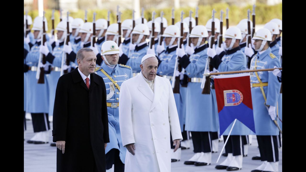 Turkish President Recep Tayyip Erdogan welcomes Pope Francis at the presidential palace in Ankara on November 28.