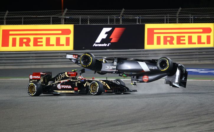 El piloto de Fórmula 1, Esteban Gutiérrez, sale volando luego de chocar contra Pastor Maldonado durante el Gran Premio de Baréin el domingo 6 de abril. No resultó herido.