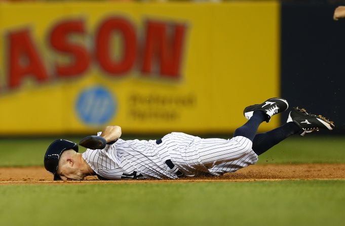 Brett Gardner de los New York Yankees cae en segunda base mientras trata de hacer un doblete el miércoles 3 de septiembre, en un juego local contra los Boston Red Sox. Fue puesto out durante la jugada.