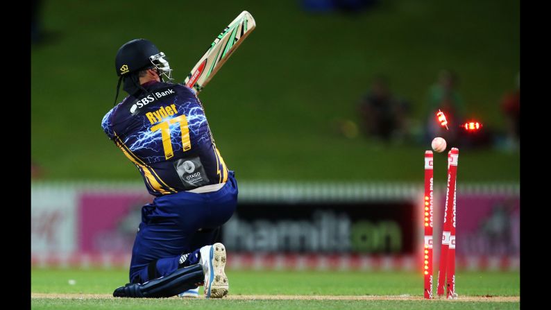 Jesse Ryder de los Otago Volts es eliminado por los Auckland Aces durante un partido de críquet Twenty20, el sábado 1 de noviembre en Hamilton, Nueva Zelanda.