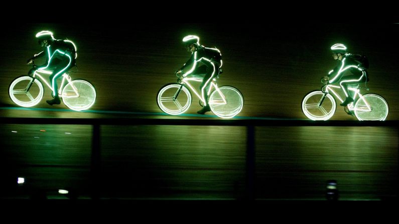Ciclistas con trajes fosforescentes participan en la apertura de los Campeonatos Mundiales de Ciclismo en Pista en Cali, Colombia, el miércoles 26 de febrero.