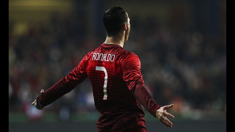 El portugués Cristiano Ronaldo celebra luego de anotar contra Camerún durante un partido de fútbol, el miércoles 5 de marzo, en Leiria, Portugal.