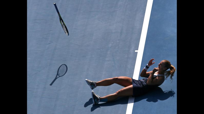 Dominika Cibulkova lanza una raqueta para celebrar su victoria contra Agnieszka Radwanska en las semifinales del Abierto de Australia, el jueves 23 de enero. Cibulkova perdió la final contra Li Na.