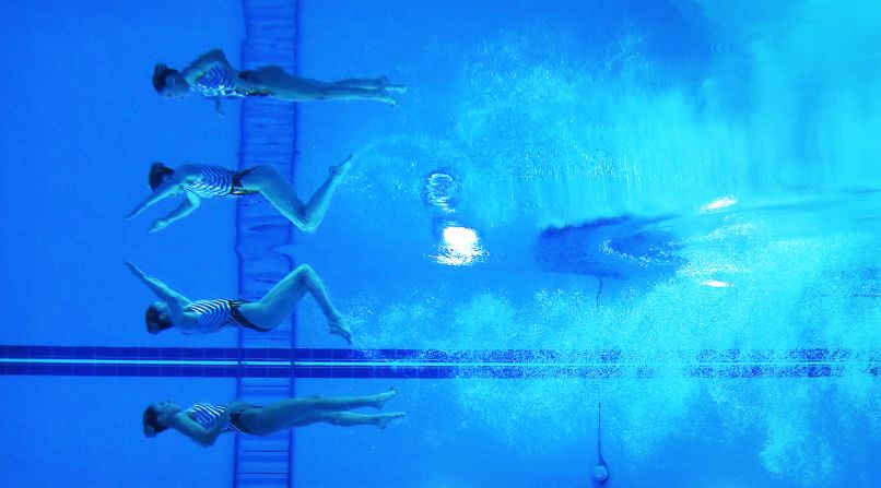 Los reflejos de Yukiko Inui y Risako Mitsui, dos nadadoras sincronizadas de Japón, se ven bajo el agua a medida que hacen su rutina en los Juegos Asiáticos de Incheon, Corea del Sur, el sábado 20 de septiembre. Ellas ganaron la medalla de plata en el evento de parejas.