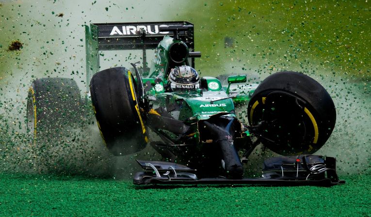 Kamui Kobayashi pierde el control de su auto después de chocar contra Felipe Massa durante el Gran Premio de Australia, el domingo 16 de marzo. Esta fue la carrera de apertura de la temporada de Fórmula 1.