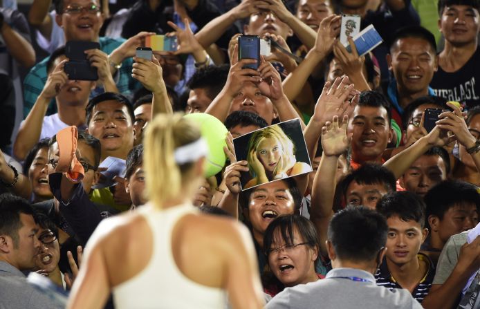 Los fanáticos animan a la tenista Maria Sharapova el lunes 22 de septiembre, después de que derrotó a Svetlana Kuznetsova en el Abierto de Wuhan en Wuhan, China.