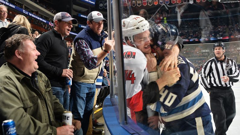 Los aficionados del hockey en Columbus, Ohio, ven una pelea entre Mark Borowiecki de Ottawa (a la izquierda) y Jared Boll de Columbus, durante un partido de la NHL, el martes 28 de octubre.