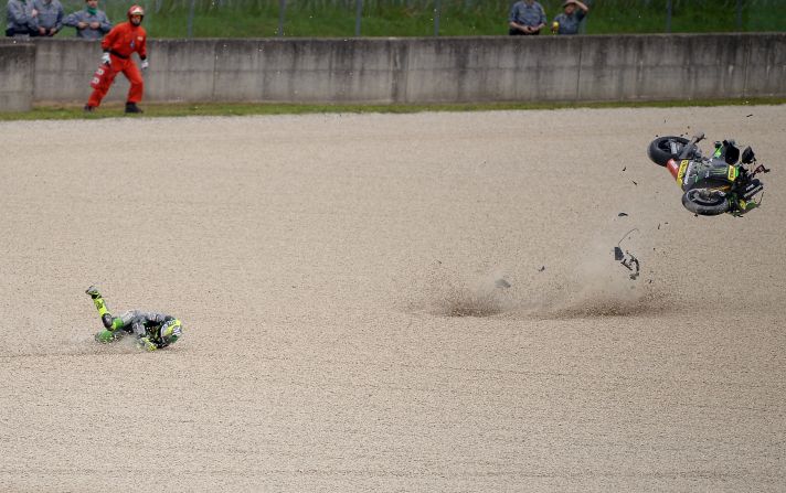 Pol Espargaro, piloto de MotoGP, se estrella durante una sesión de práctica para el Gran Premio de Italia, el viernes 30 de mayo. No resultó herido y dos días después logró terminar la carrera en quinto lugar.