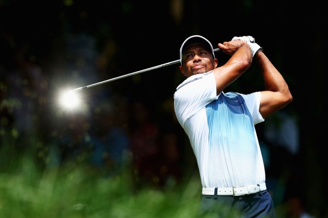 Tiger Woods realiza un golpe de salida durante una ronda de práctica para el Campeonato de la PGA, el miércoles 6 de agosto. Woods fue eliminado después de que sus problemas de espalda surgieron nuevamente.