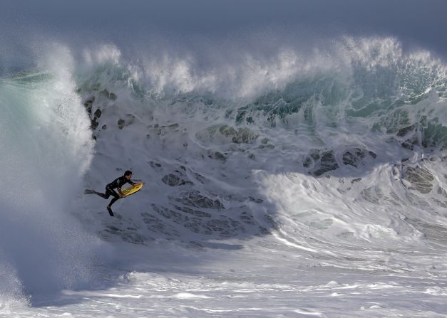 Un bodyboarder se desplaza sobre una ola en Newport Beach, California, el miércoles 27 de agosto. Los que gustan de las playas del sur de California experimentaron un surf superior al surf común, el cual fue provocado por el huracán Marie.