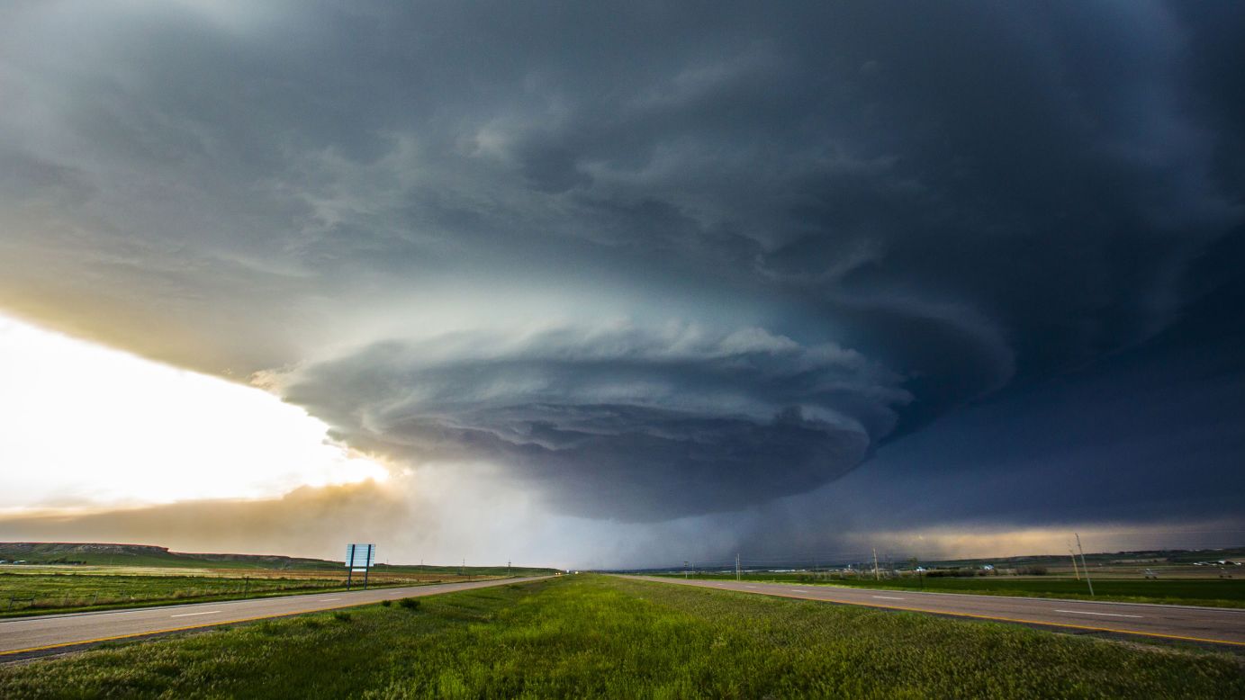 <strong>May 19:</strong> A supercell thunderstorm is seen above Sidney, Nebraska. A supercell can produce severe winds and powerful tornadoes. It can also produce damaging hail, flash floods and unusually frequent lightning.