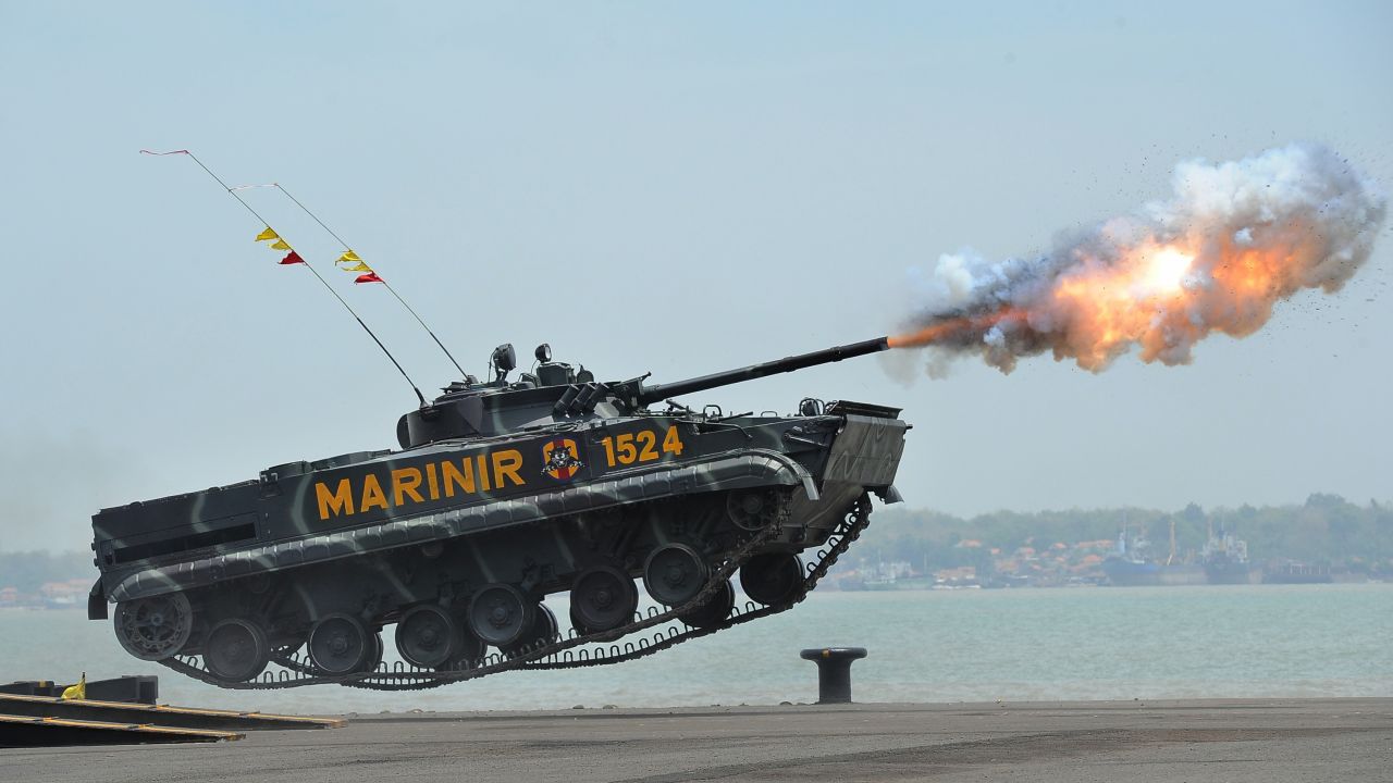 <strong>October 7:</strong> A tank from the Indonesian Marine Corps fires projectiles in Surabaya, Indonesia, for the military's 69th anniversary.