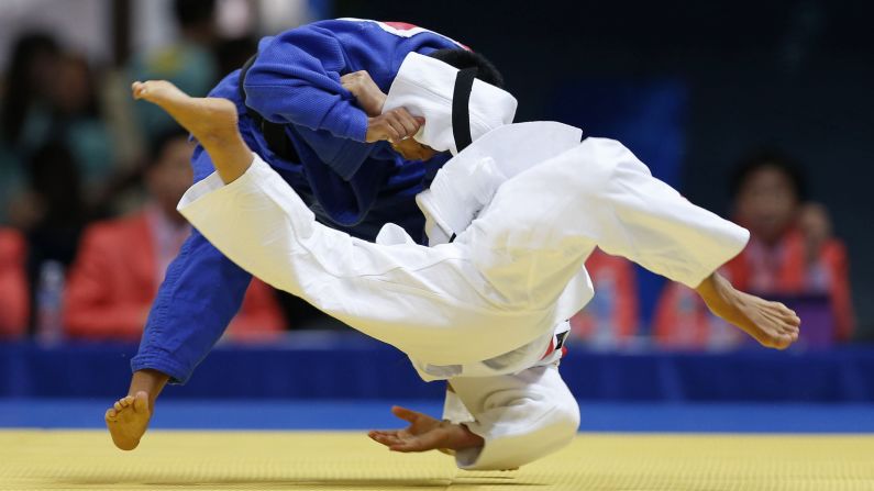 Mukaddas Kubeeva de Uzbekistán, de blanco, compite contra Shushila Devi Likmabam de India, durante un partido de judo, el sábado 20 de septiembre, en los Juegos Asiáticos de Incheon, Corea del Sur. Likmabam ganó el partido.