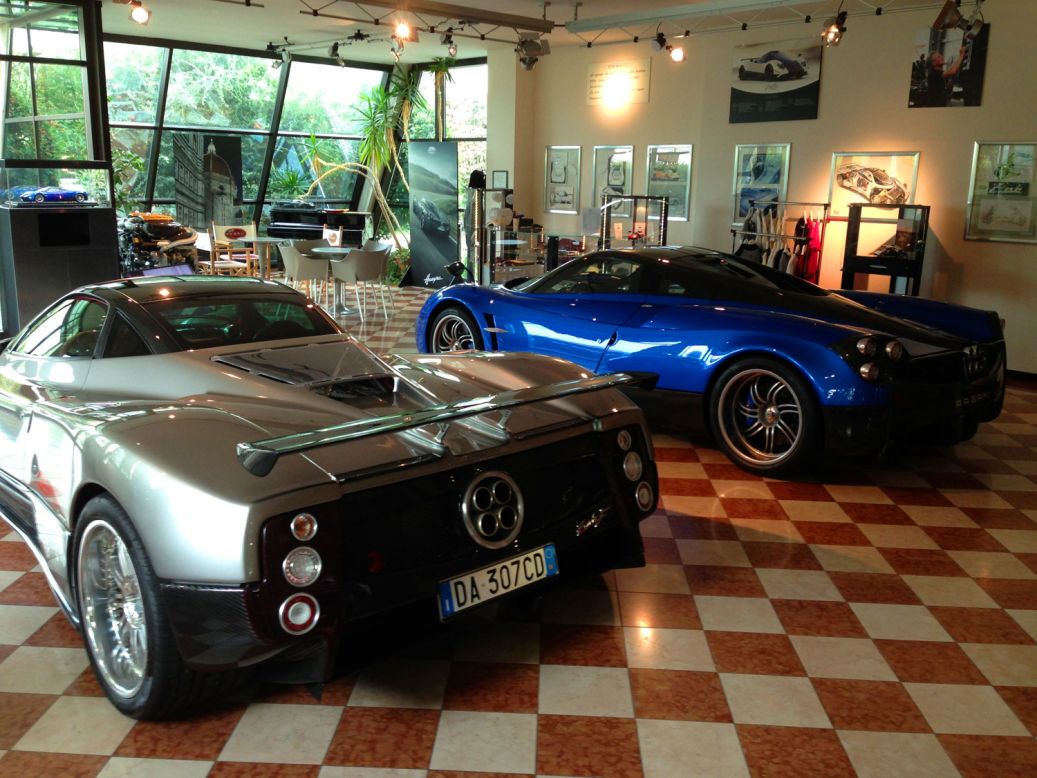 Los modelos Pagani Zonda F (izquierda) y Huayra en el salón de exposiciones del reciente automóvil superdeportivo Pagani, en San Cesario sul Panaro. 
