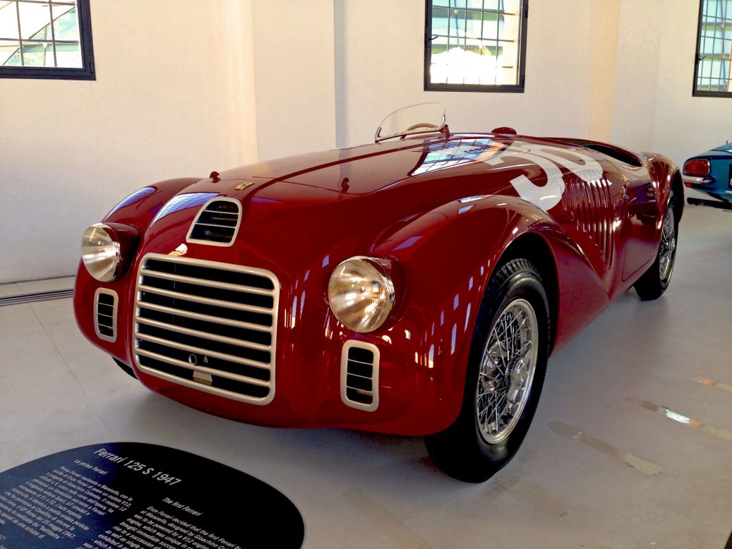 Un Ferrari 125 S de 1947 en el Museo Ferrari Enzo. Se tiene acceso gratuito a este museo con un boleto del Museo Ferrari en Maranello. 