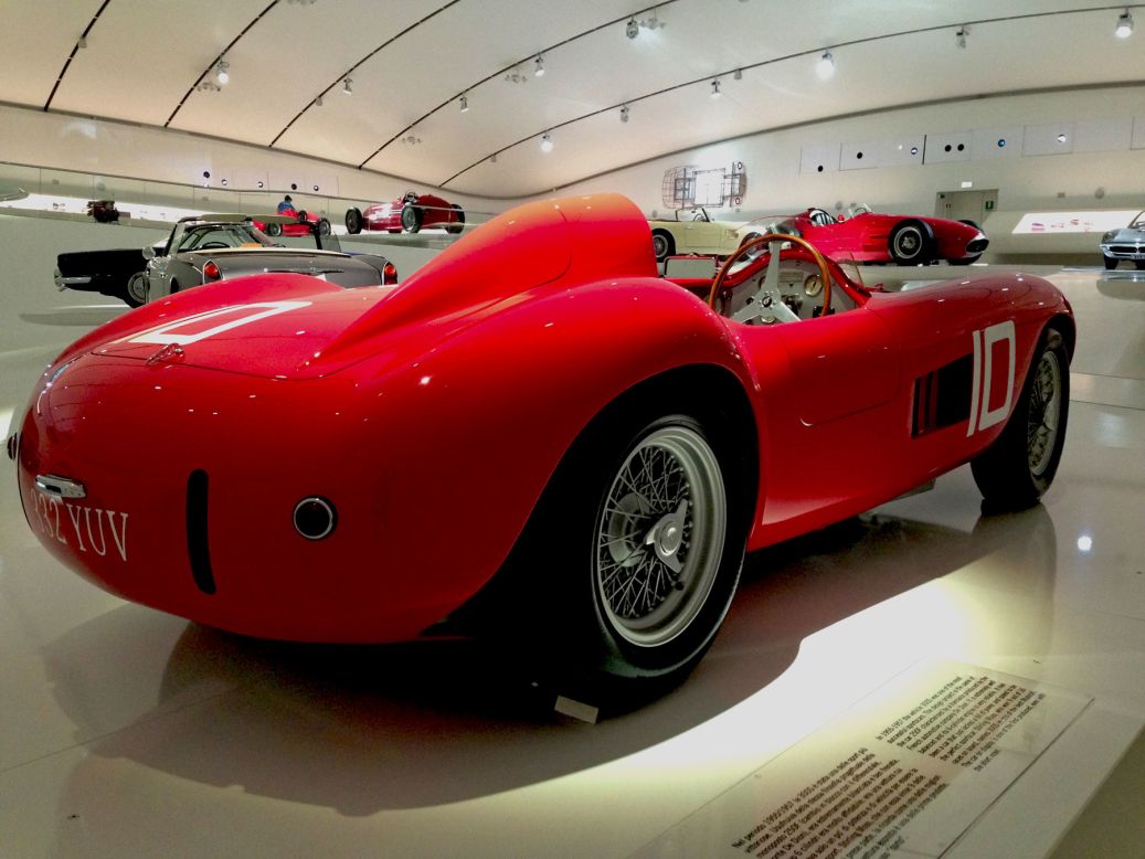 Un Maserati 300 S de 1955 en el Museo Ferrari Enzo. Hasta enero de 2015, el museo será utilizado para una exposición de los 100 años de Maserati. 