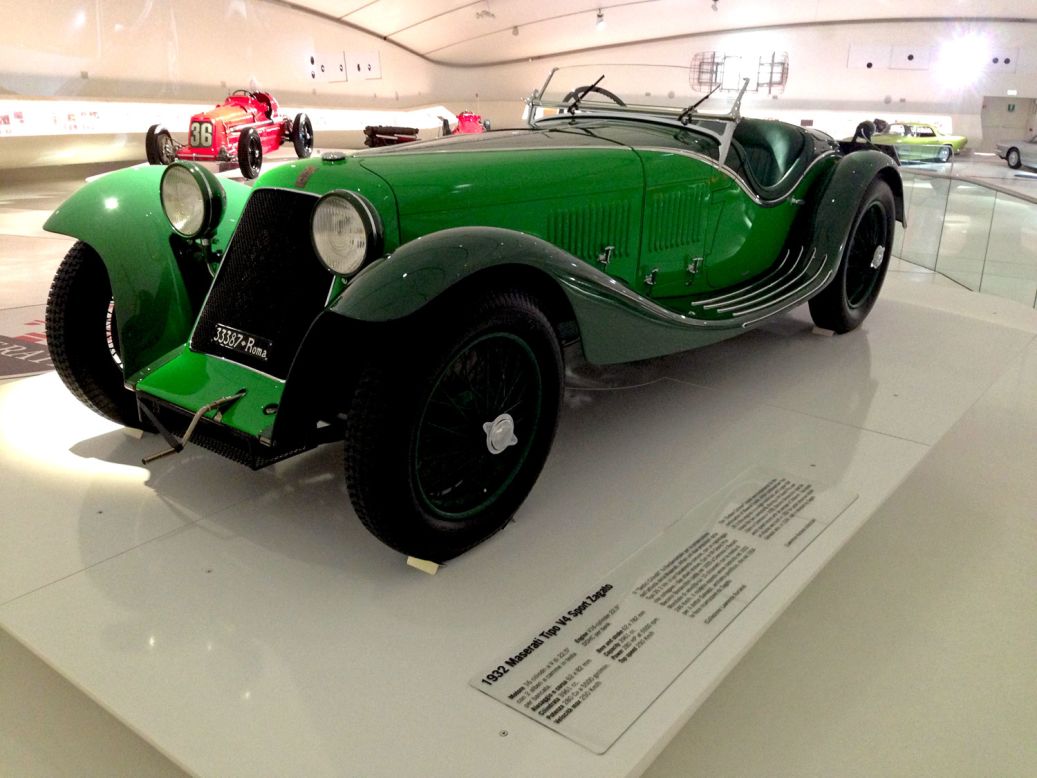 El Museo Ferrari Enzo también cuenta con modelos anteriores como este auto verde de dos asientos Maserati V4 Zagato Sport de 1932. 