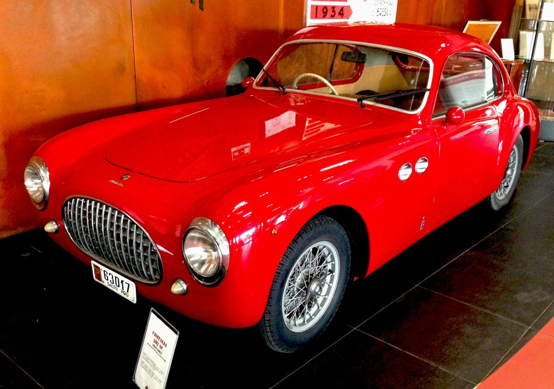 Un Cisitalia 202 SC de 1947-1951 en el Museo Mille Miglia, Brescia, un lugar que celebra la historia de la carrera de carretera de 1.000 millas (1.609 kilómetros) que iba desde Brescia a Roma y que se remonta a la época entre 1927 y 1957. 