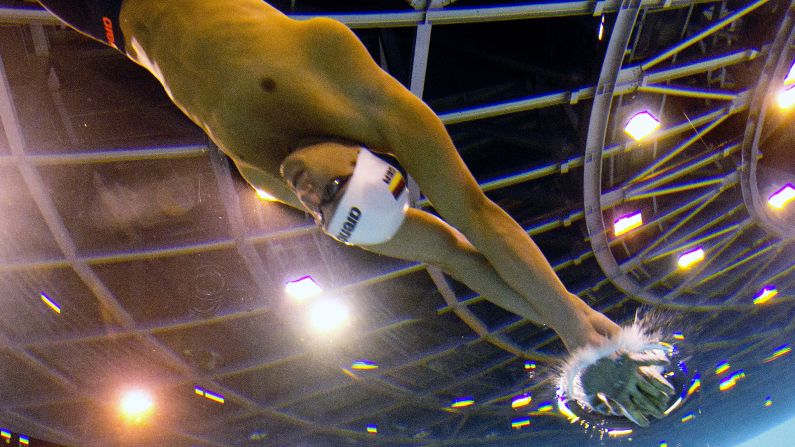 En esta fotografía tomada con una cámara submarina, el alemán Robin Backhaus compite en el estilo libre de 4x200 durante los Campeonatos Europeos de Natación, el sábado 23 de agosto.