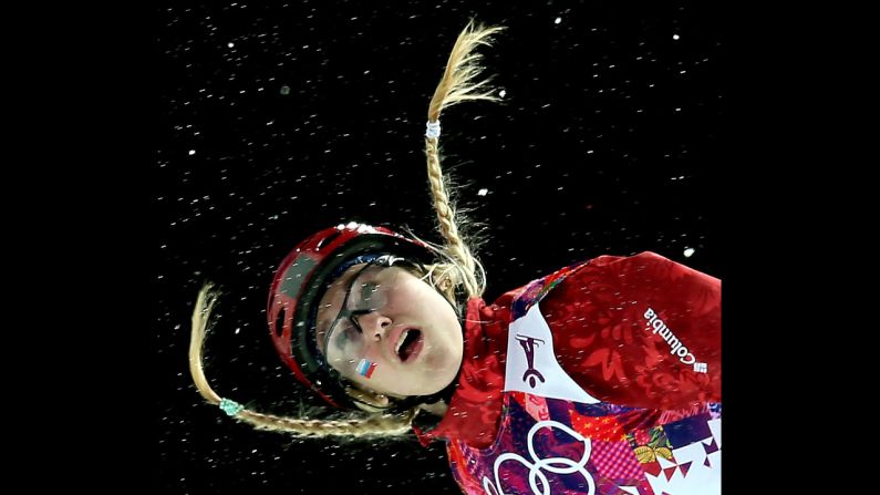 La esquiadora rusa Alexandra Orlova vuela por el aire durante la calificación para el evento de saltos de la especialidad aerial en los Juegos Olímpicos de Invierno, el viernes 14 de febrero. Ingresa aquí para ver más fotos de los atletas en los Juegos Olímpicos de Invierno.