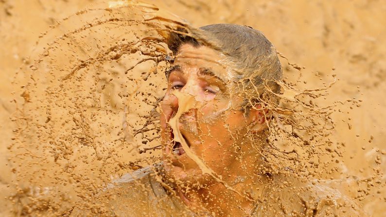 Un competidor cae en agua fangosa durante la carrera de obstáculos Tough Mudder que se llevó a cabo el sábado 22 de marzo, en Phillip Island, Australia.