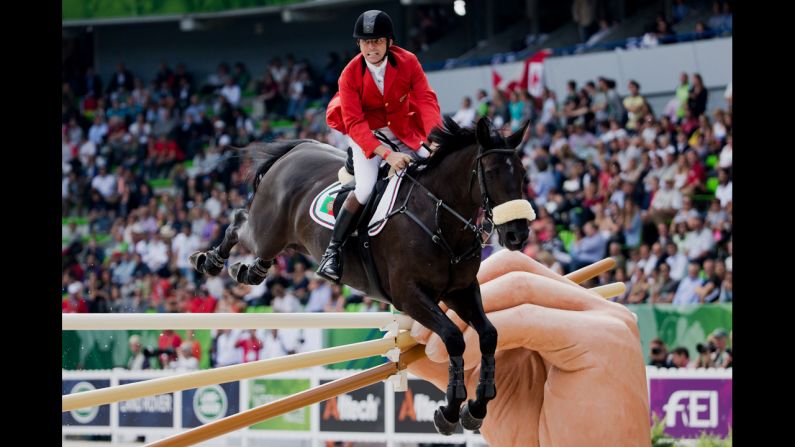 Norbert Ell supera un obstáculo con su caballo T-Quinta durante los Juegos Ecuestres Mundiales, el miércoles 3 de septiembre.