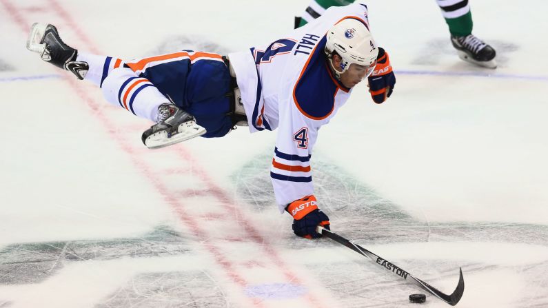 Taylor Hall de los Edmonton Oilers tropieza durante un juego de la NHL en Dallas, el martes 25 de noviembre.