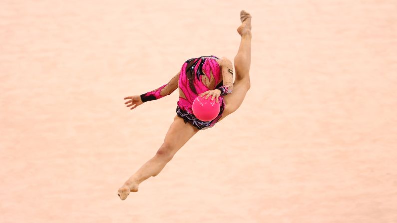 La gimnasta búlgara Sara Staykova se presenta durante el evento de la Copa Mundial de Gimnasia Rítmica en Stuttgart, Alemania, el sábado 22 de marzo.