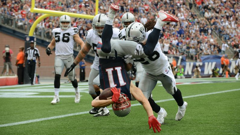 El receptor abierto de los New England Patriots, Julian Edelman, es interferido por los Oakland Raiders durante la victoria 16-9 de los Patriots, el domingo 21 de septiembre en Foxborough, Massachusetts.