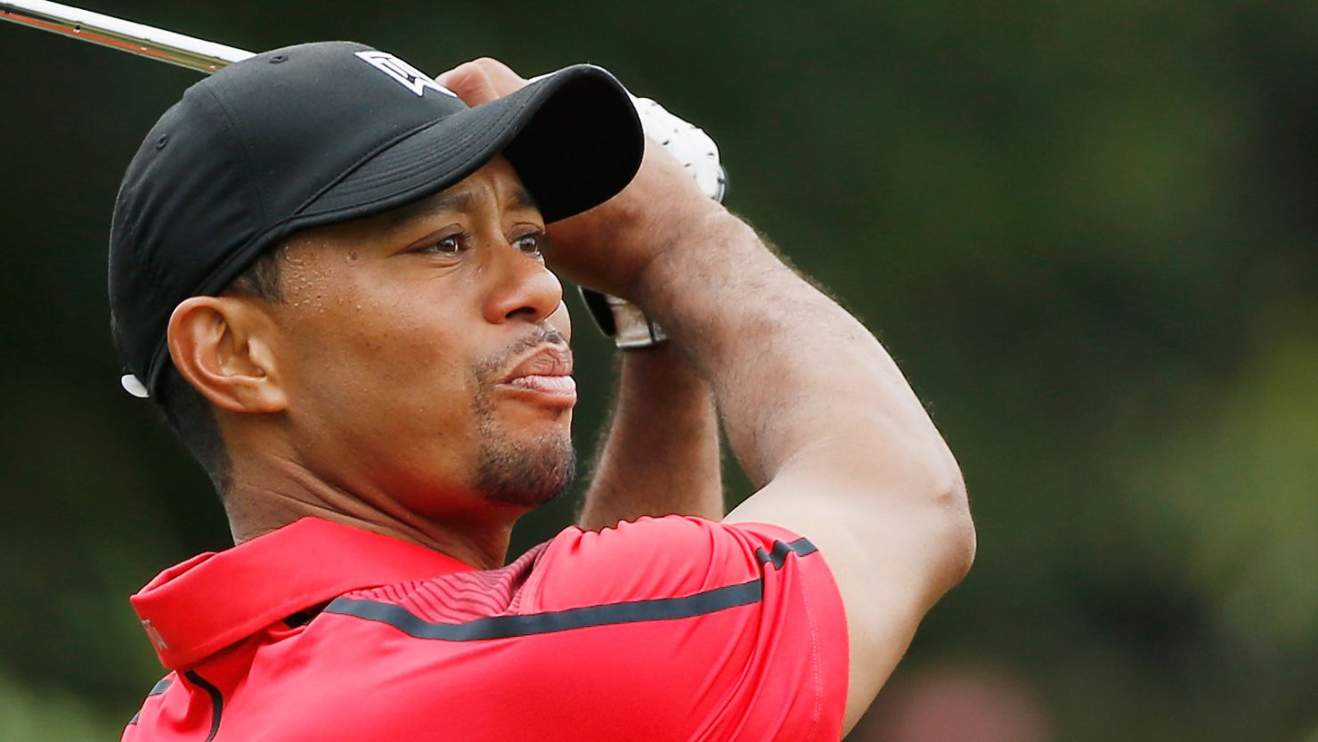 Tiger Woods was dressed in his trademark red on the final day in Florida but finished joint last in his own tournament.