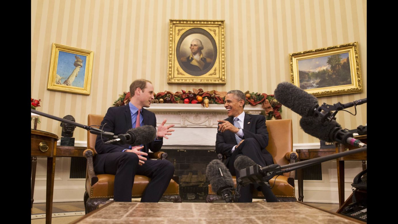 El presidente Barack Obama se ríe con el príncipe Guillermo en la Oficina Oval de la Casa Blanca.