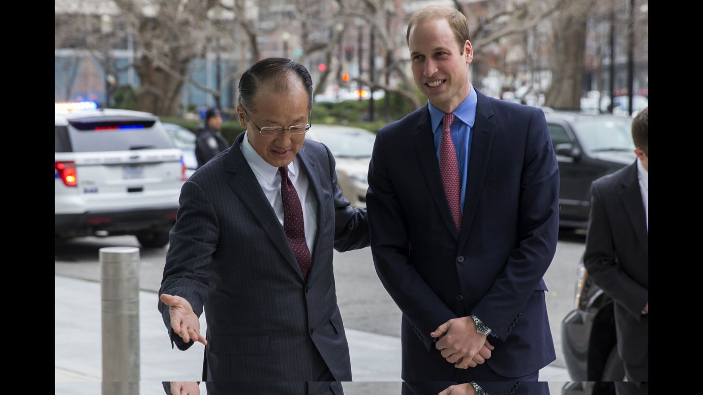 El príncipe Guillermo es saludado por el presidente del Banco Mundial, Jim Yong Kim.