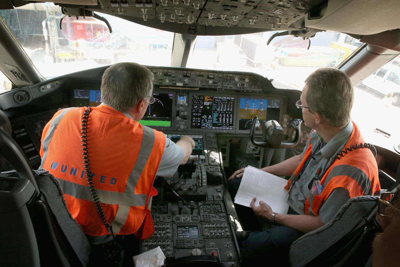 Workers inspect the cockpit of a United Airlines Boeing 787 Dreamliner at Chicago's O'Hare International Airport on May 20, 2013, after it arrived from Houston. It was the first domestic U.S. passenger flight for the Boeing Dreamliner since it was grounded for electrical problems in January.
