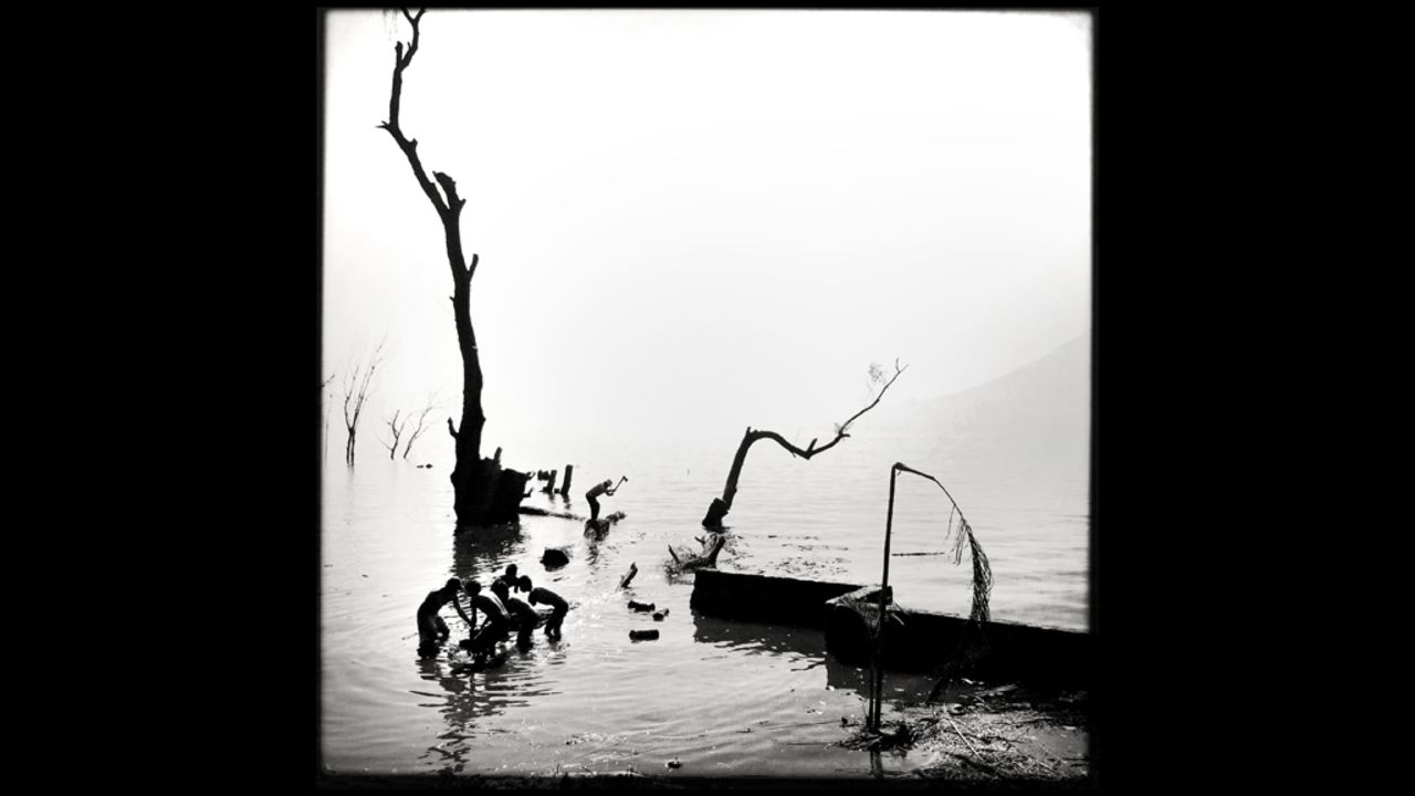 <em>Logging</em> by <a href="http://instagram.com/emencher" target="_blank" target="_blank">Eric Mencher</a> (San Marcos La Laguna, Guatemala)
